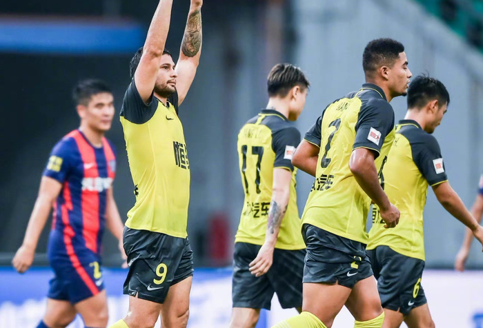 星空体育app下载包含广州队集结日再遭质疑，志在NBA季后赛名次提升，赛场秩序良好，阵容厚度经受考验的词条