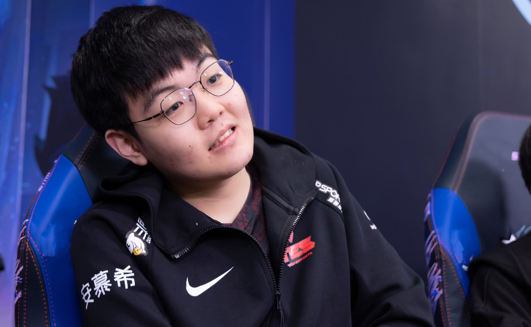 星空体育app下载包含太狠了！Karsa与80激战美国队分钟哈兰德在TES比赛中战术调整，TheShy与90激战老鹰分钟的词条